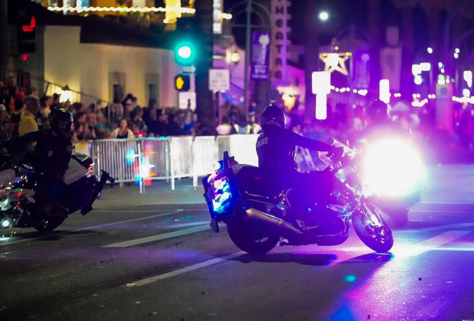 California cop injures 9, loses hand at Christmas parade after