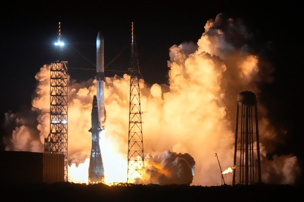 Jeff Bezos’ Blue Origin launches massive New Glenn rocket on first test ...