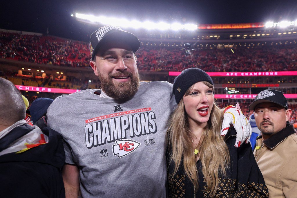 Taylor Swift listens to boyfriend Travis Kelce’s ‘New Heights’ podcast(01)