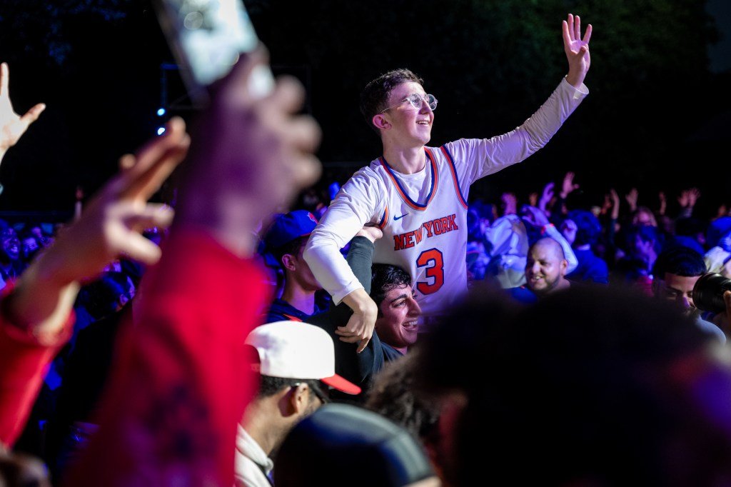 Knicks fans back to celebrating outside Madison Square Garden after ...