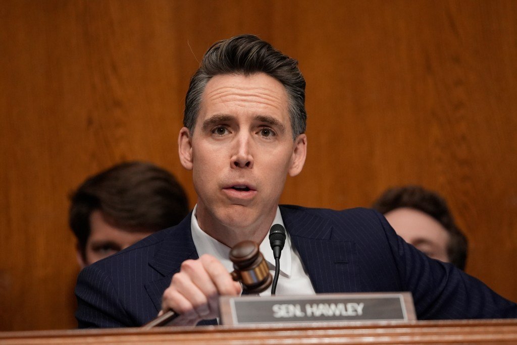 GOP Sen. Josh Hawley teams up with Dem to hike federal minimum wage to ...
