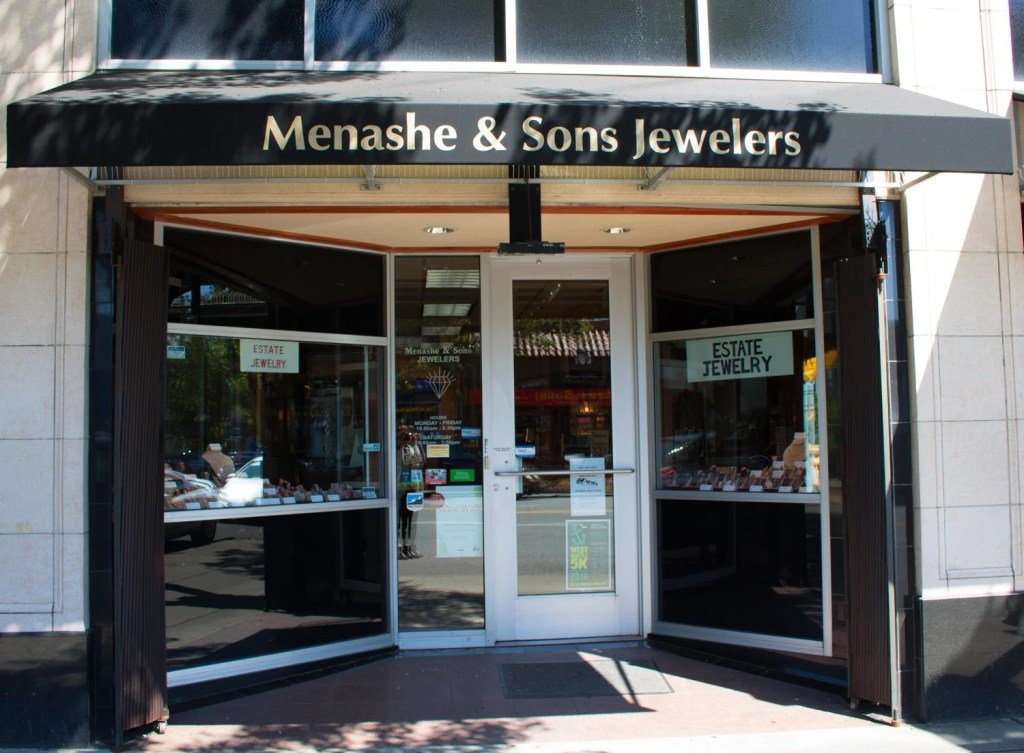 Smash And Grab Robbers Steal 2m In Jewelry In Daytime Seattle Heist