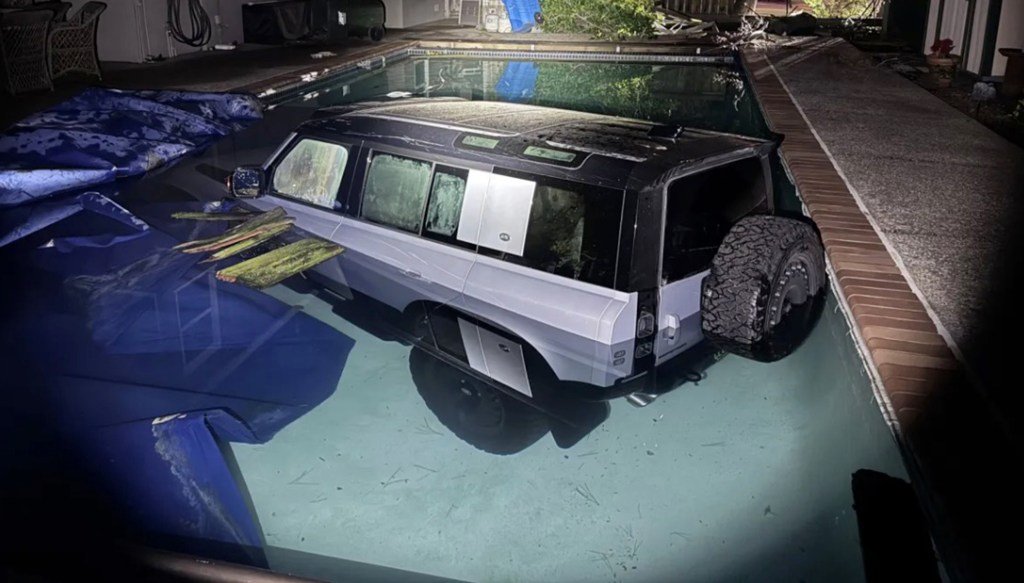 Land Rover Crash Chasing DUI driver crashes $100K Land Rover into backyard swimming pool — see ...